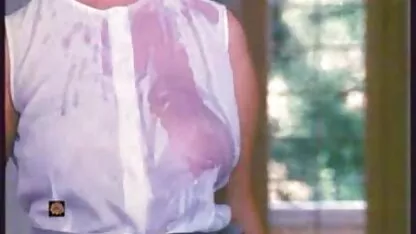 Massagista faz ver videos pornograficos anal anilingus a vacas com uma tatuagem em cima do pão e a pila com um chapéu