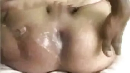 O primeiro fica preso no jardim, e depois ver vídeo pornô de sexo anal faz amor no quarto.