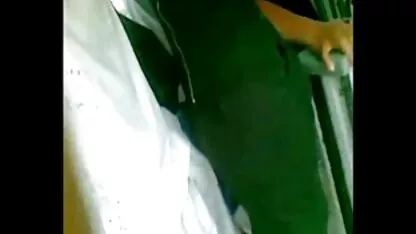 O marido e o amigo fodem a pornô grátis anal mulher