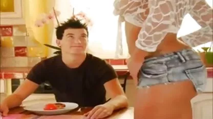 A pornô primeiro anal loura magra satisfaz as necessidades de um namorado jeitoso.