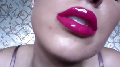 Morena a atingir o orgasmo ponor anal