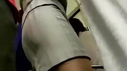 Rapariga com o cabelo a gemer debaixo de um homem com um ver vídeo pornô de sexo anal membro forte