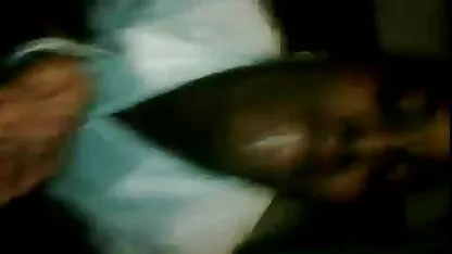Uma rapariga com um rabo de cavalo longo trança pornô anal com com um velho amigo colega de quarto até os ter visto.