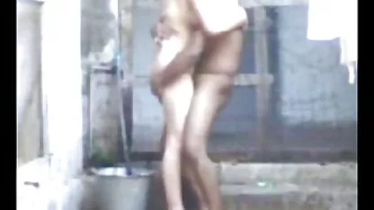Uma rapariga com um pé tatuado para se apunhalar no rabo com as mãos e o vibrador videos de sexo anal de novinhas
