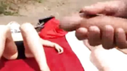 Uma miúda de meias e soutien preto desiste do buraco num homem com videos porno de cu um Pénis Grande