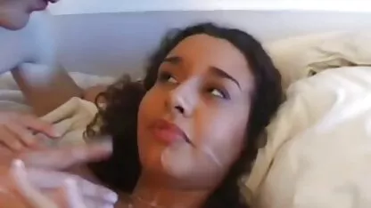 Senhor sexo anal de desenho lambe o rabo de uma jovem mulher com um boné branco e planta kukan nele.