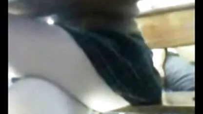 Latina com seios apertados dá um pornô anal grátis homem limpo e divertido com um broche antes do sexo