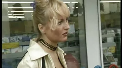 Uma rapariga com uma camisa xadrez sex anal brasileiro a chupar os parafusos de um ente querido e a sua Pila