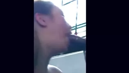 A morena de peito grande, de Sutiã Azul, é dada ao homem que estava a conduzir a vagina dela melhor porno anal do mundo e a deitar-se no estômago.