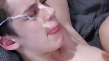 Os guardas videos de sexo grupal anal apressaram a jovem cliente no ânus dela.