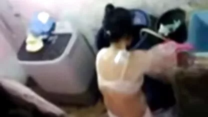 O ânus de uma bela loira acaricia um grande galo com bonito e bom sexo brasileiro cu
