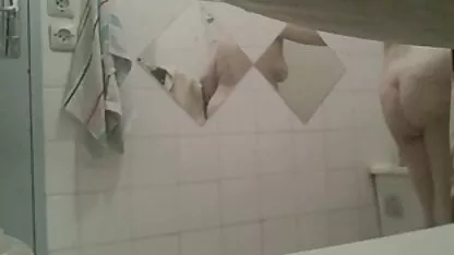 Enquanto o marido se diverte com pornos dupla penetração amigos, sua esposa tem um caso.