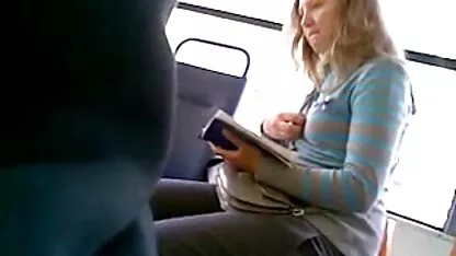 A beleza mata porno cu br um homem num café
