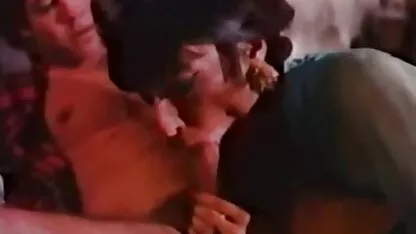 A loira sabe virar-se melhor site de porno anal contra um homem.