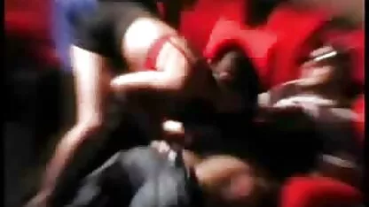 Raparigas com cabelo comprido e uma tatuagem no estômago massajam a vagina com uma máquina de vidio pornô anal sexo