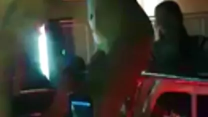 Os agentes verificam a vagina apertada de um estudante magricela com seios porno anaul pequenos no elenco.