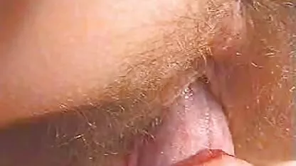 Mulher loura curvada a acariciar buraco com brinquedo porno gratis no cu