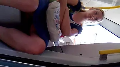 Seios grandes de estudante balançando na frente da webcam durante videos pornô anal o sexo com seu colega de turma