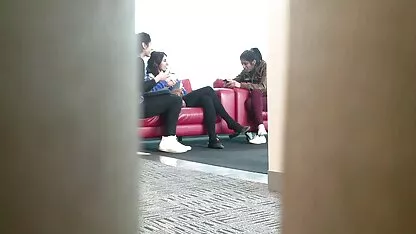 MILF de pele escura a apalpar o video de sexo anal duplo pénis do White pal entre os seios