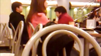 A Klara videos de sexo com tripla penetração dourada obscena trouxe a ordem para casa e comeu o amante na cozinha.