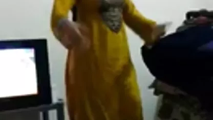 Um casal de cabelo curto, com lábios grossos no falo sexo pornô anal do marido, e gosta de Cooney.