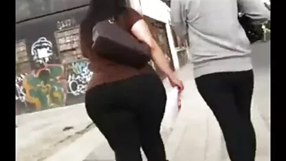 Gerente com óculos olhando Natalia Starr com ordenha natural na vagina video anal brasileiro e na boca