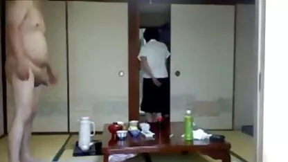 Buddy apertando um rabo videos de sexo anal com anã mãe olhos apertados em parafusos e esmagando suas mamas no sofá
