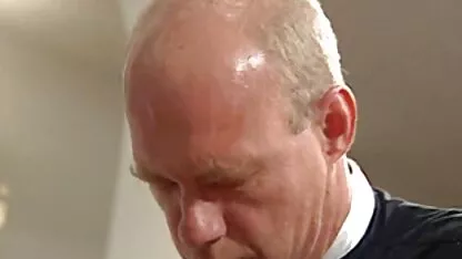 Loira chupa pilas para um pornô grátis sexo anal homem careca de camisa branca com um sofá vermelho no elenco