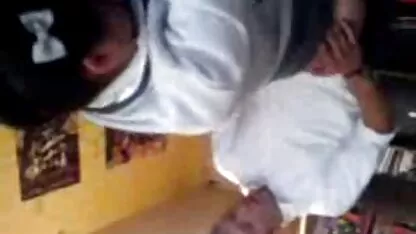 Rapariga de olhos azuis com Rata peluda dá um Cu a um gajo videos de sexo anal brasileiro no prez