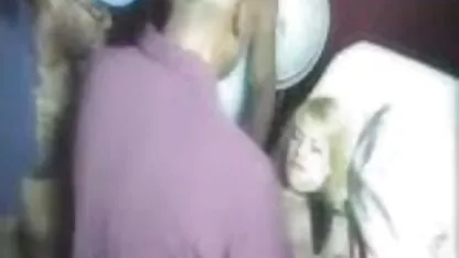 Cabelo castanho claro em cima da mesa de massagens porno cu hd para dar ao homem um rabo