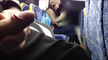 Um homem parte-se no rabo da senhora gorda em vídeo de pornô anal meias perto da piscina