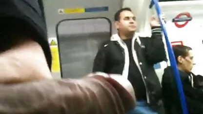Um homem a mover um grande barril videos porno anal com brasileiras para o busty das virilhas na cozinha