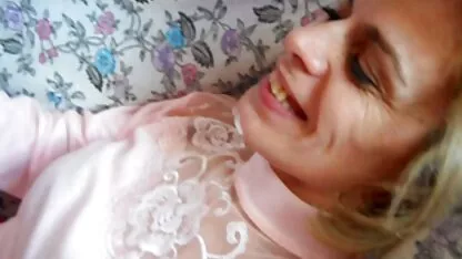 A rapariga a arranjar o dor no cu porno namorado