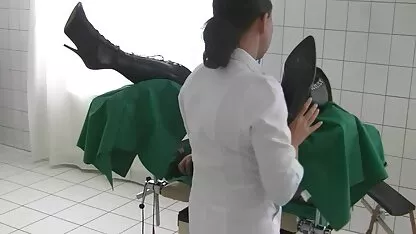 Homens adultos asseguram estudantes Virgens Virgens Virgens pornô doido só anal