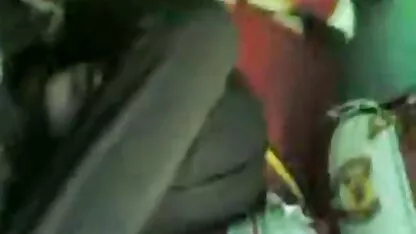 Uma porno anal com cavalos jovem com seios pequenos masturba-se na cama