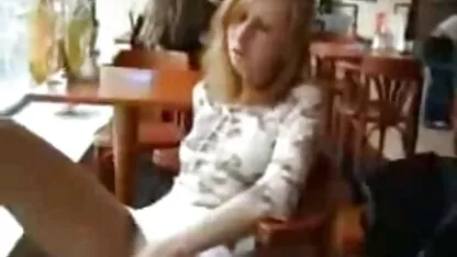 A mãe de vestido filme porno anal gratuito vermelho com o produtor no rabo e dá-lhe Esperma na boca.