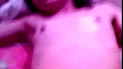 Asiático de cor-de-rosa pega sexo anal pornô na haste de hahaley na boca e põe pus no fundo deles.