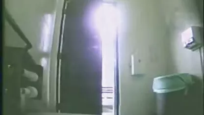 Uma jovem com videos pornôs anal cabelo curto erótico para lavar na casa de banho