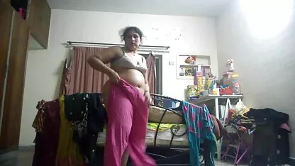 Esmaga pornô anal ao vivo óculos com um corte de cabelo elegante envolvido em gangbang na cama azul