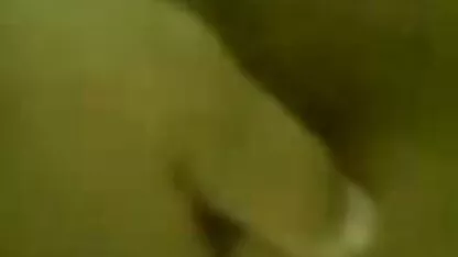 As mulheres praticam filme porno completo anal o shuffy com calções Cor-de-rosa e leggings cinzentos na sala vazia