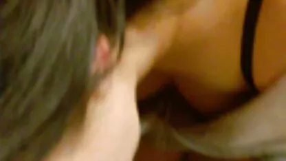 As jovens russas filmes caseiros de sexo anal fazem um broche ao seu amante na cama.