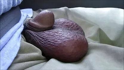 Um homem astuto a enfiar os dedos no ânus de uma rapariga é quando ela puxa a vagina e depois pono a nal fode o buraco anal.