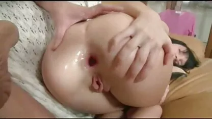 Depois de um vibrador no rabo de uma jovem de porno da cu saia, um membro da verdadeira visita