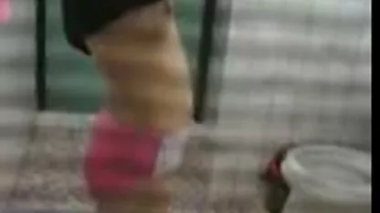 A rapariga com a forma de sexo delicioso com dois homens ao mesmo tempo pornô anal anal