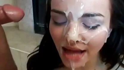 Uma stripper adulta convence uma miúda de 18 anos a permitir que pornô com sexo anal o namorado se foda.