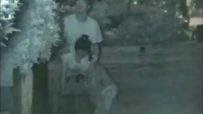 Um homem moreno de cabelo comprido tem eu quero ver filme pornô anal uma meia preta.