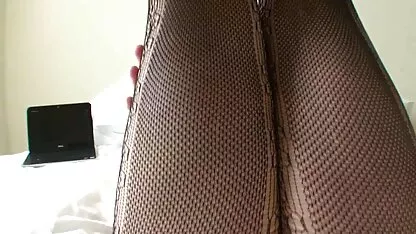 MILF loira com um vestido azul brilhante seios sex anal com brasileira grandes