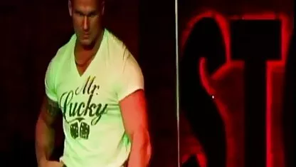 O tipo filme porno de dupla penetração fodeu a morena na cama à frente de uma mulher curiosa.