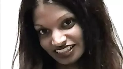 Casou com a MILF fechada com um jovem no quarto e video sexo anal duplo a pila na vagina.