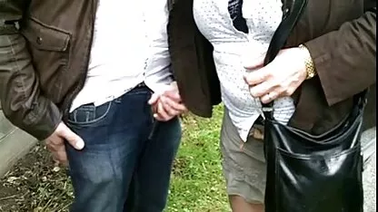 A mulher tem olhos castanhos em blusa de leopardo filme porno primeiro anal e com belos seios relaxa um broche ao marido